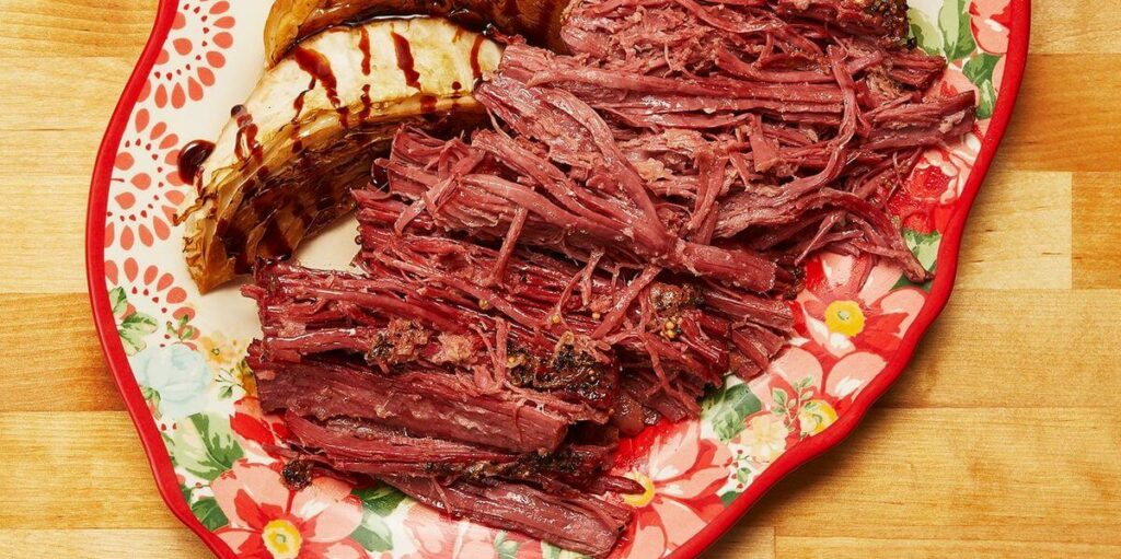 Image representing a plate full of corned beef with cabbage