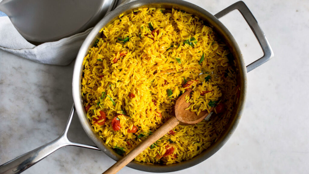 image representing a pan full of yellow rice
